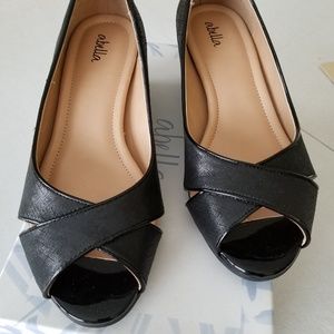 Open toed shoes with wedge heel
